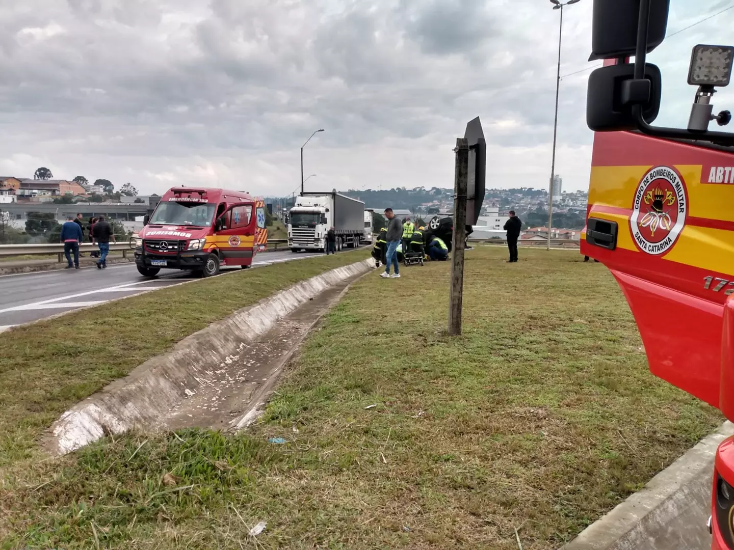 Carro capota no trevo da Dirmave em Mafra